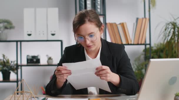 Biała Kobieta Biznesu Otworzyła List Kopertowy Czytając Kariera Wzrost Zaliczki — Wideo stockowe