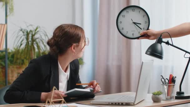 Joven Mujer Negocios Que Trabaja Ordenador Portátil Oficina Con Tiempo — Vídeo de stock