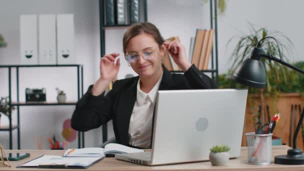 Happy Relaxed Overjoyed Biały Biznes Kobieta Pracuje Laptopie Biurze Słuchawki — Wideo stockowe