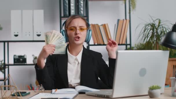 Kaukaska Kobieta Biznesu Trzyma Fanem Gotówki Banknotów Dolara Świętować Taniec — Wideo stockowe