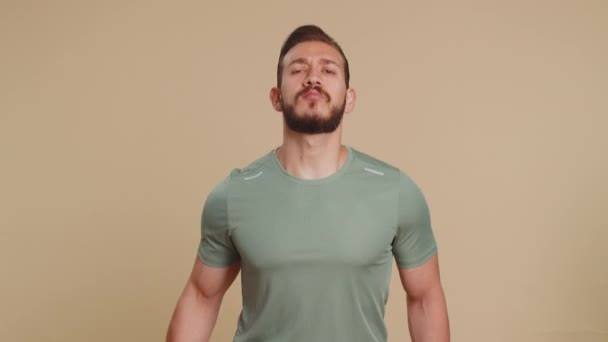 Jeg Stærk Atletisk Sportslig Mand Der Viser Biceps Ser Selvsikker – Stock-video