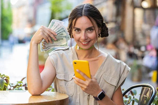 Mujer Rica Feliz Contando Dinero Efectivo Dólares Utilice Aplicación Calculadora —  Fotos de Stock