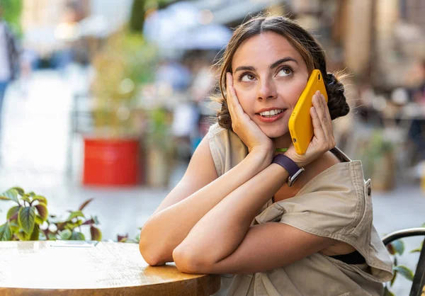 Retrato Mujer Joven Turista Teniendo Conversación Remota Comunicarse Hablando Por —  Fotos de Stock
