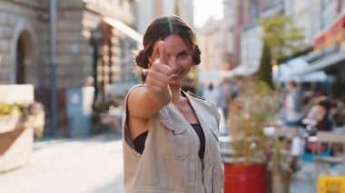 Gibi. Mutlu genç bir kadın kameraya onaylayıcı bir şekilde bakıyor, olumlu bir geri bildirim imzalıyor gibi. Şehir merkezinde yürüyen bir kız güneşli bir sokakta. Şehir yaşam tarzları açık havada