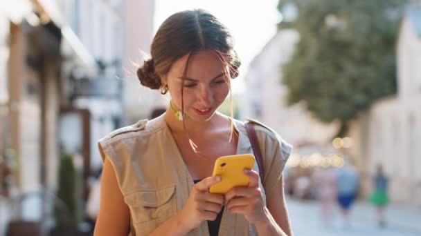 Sonriendo Mujer Bastante Joven Usando Teléfono Inteligente Escribiendo Texto Contestando — Vídeos de Stock