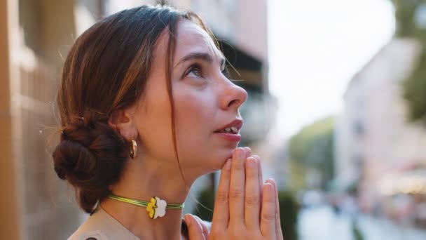 Portrait Une Jeune Femme Priant Les Yeux Fermés Vers Dieu — Video