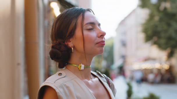Portrait Jeune Femme Prenant Une Profonde Respiration Air Frais Relaxant — Video