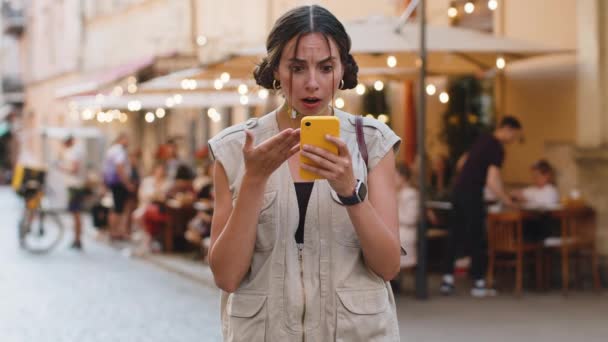 Ładna Młoda Kobieta Używa Smartfona Wpisując Przeglądanie Traci Coraz Zaskakujące — Wideo stockowe
