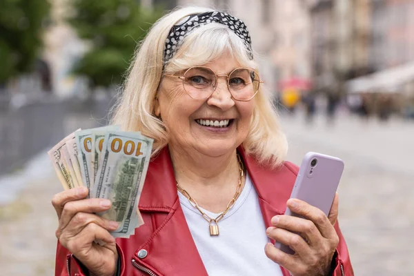 Feliz Mujer Mayor Contando Dinero Efectivo Dólares Utilice Aplicación Calculadora —  Fotos de Stock