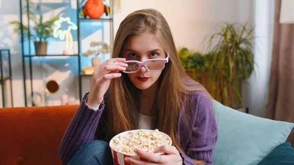 Excited Woman Glasses Sits Sofa Eating Popcorn Snacks Watching Interesting — стоковое фото