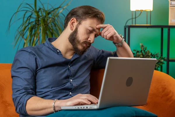 Stanco Freelance Libanese Uomo Utilizzare Laptop Affetti Mal Testa Problema — Foto Stock