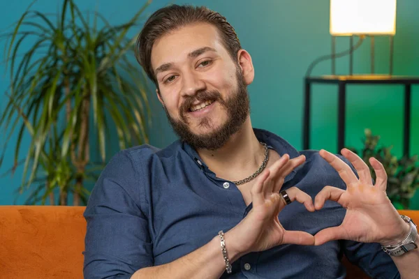 Ben Seni Seviyorum Oturma Odasındaki Mutlu Lübnanlı Adam Aşkın Sembolünü — Stok fotoğraf