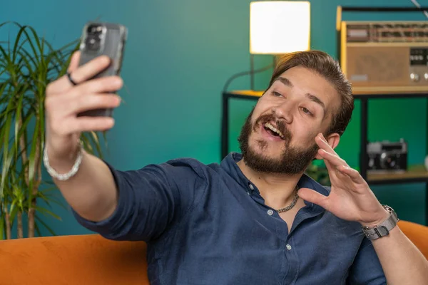 Happy Libanese Man Blogger Nemen Selfie Smartphone Communiceren Videogesprek Online — Stockfoto