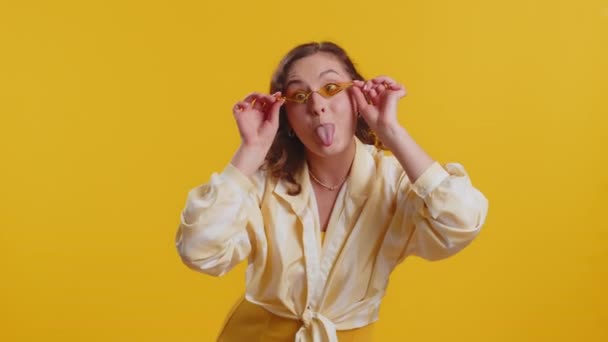 Funny Comical Playful Woman Sunglasses Making Silly Facial Expressions Grimacing — Stock Video
