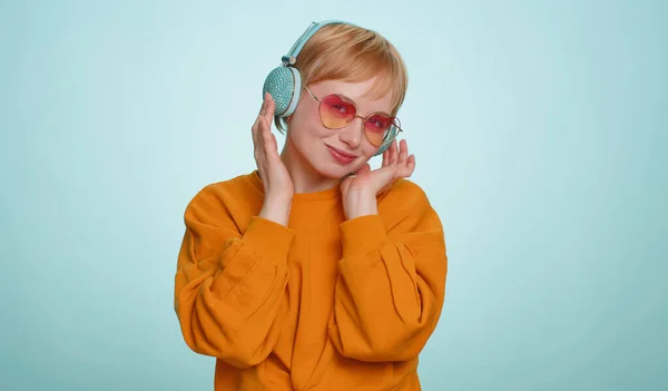 Mujer Feliz Auriculares Escuchando Música Bailando Disco Tonteando Por Ahí — Foto de Stock