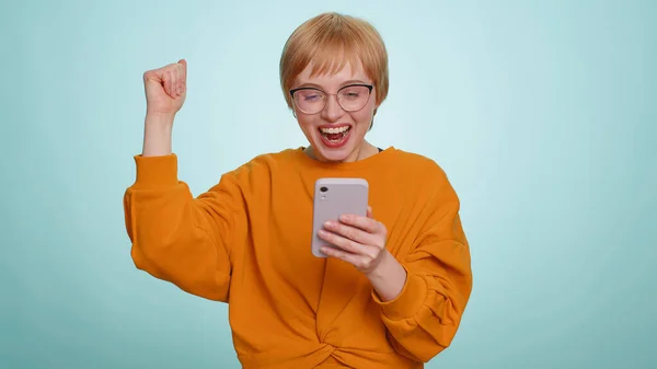 Glad Glad Glad Glad Kvinna Flicka Gul Tröja Använda Smartphone — Stockfoto