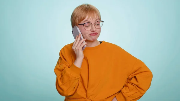 Trött Sömnig Ung Kvinna Glasögon Talar Mobiltelefon Med Vän Gör — Stockfoto