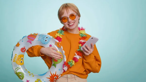 Gelukkige Jonge Vrouw Toerist Een Zonnebril Met Smartphone Vieren Winnende — Stockfoto