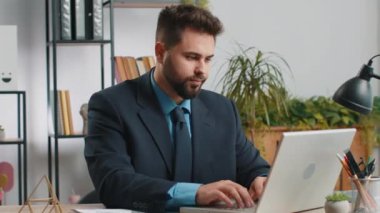 Laptop bilgisayarında çalışan Kafkasyalı genç işadamı el sıkışıyor ve 