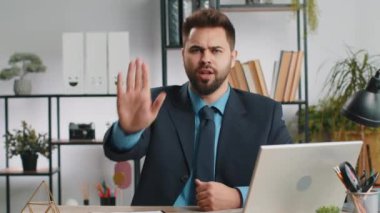 Kes şunu! Kafkas işadamı dizüstü bilgisayarda çalışıyor, bitiş uyarısı, erişimi yasaklama, iletişimi kesme, vücut dili, reddedilme, tehlike sorunu. Ofis işyerinde serbest çalışan bir yönetici.