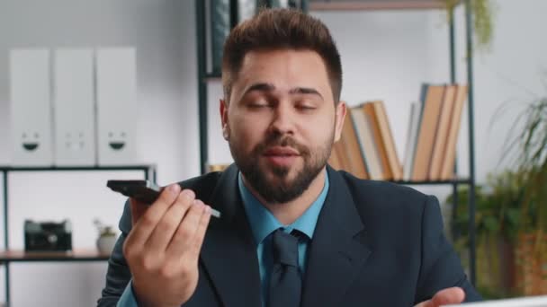 Bearded Vit Affärsman Arbetar Med Mobiltelefon Högtalare Prata Vid Skrivbordet — Stockvideo