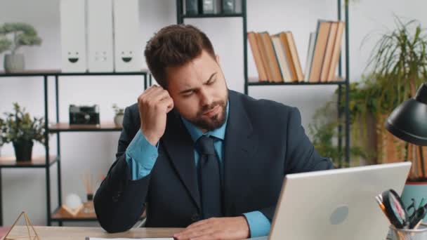 Cansado Homem Negócios Caucasiano Sentindo Preocupado Com Problema Financeiro Estresse — Vídeo de Stock