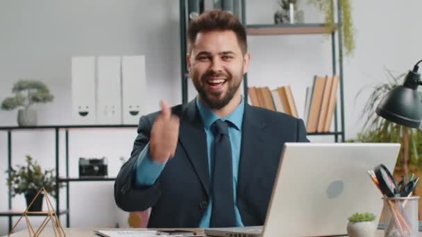 Tipo Jovem Homem Negócios Caucasiano Feliz Trabalhando Laptop Olhando Aprovadamente — Vídeo de Stock