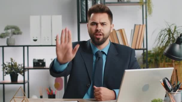 Parem Homem Negócios Caucasiano Trabalhando Laptop Advertência Acabamento Acesso Proibido — Vídeo de Stock