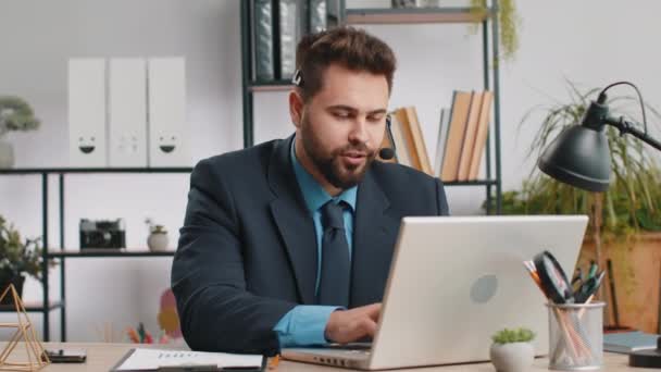 사업가가 헤드폰 프리랜서 센터를 노트북을 일하는 서비스업 종사자 도우미 사무실에서 — 비디오