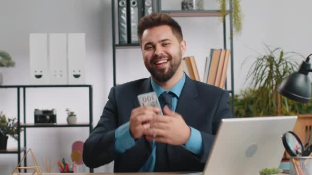 Веселий Молодий Кавказький Бізнесмен Який Працює Ноутбуці Марнує Гроші Щоб — стокове відео