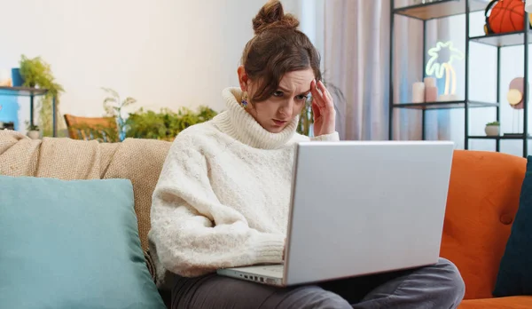 Zmęczony Freelancer Młoda Kobieta Używać Laptopa Cierpiących Ból Głowy Problem — Zdjęcie stockowe