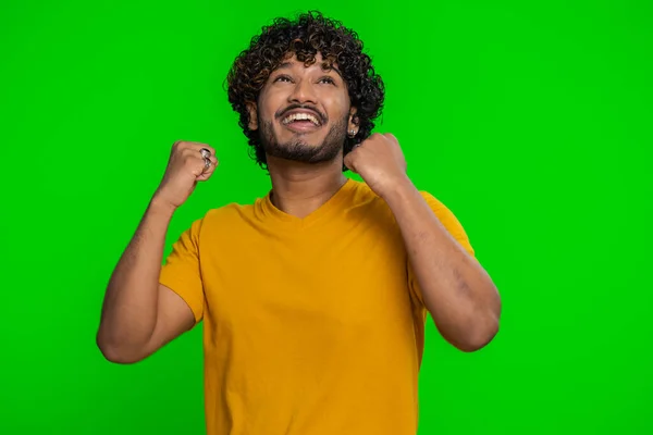 Ευτυχισμένος Χαρούμενος Ινδός Άντρας Που Φωνάζει Υψώνοντας Γροθιές Χειρονομία Έκανα — Φωτογραφία Αρχείου