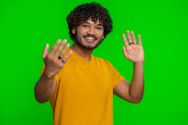 来这里 加入我们 欢迎光临满脸胡须的印度教男子用手拿着诱人的手势 请求加入 向前来招手 示意打招呼 色键背景上孤立的英俊的印地安人 — 图库照片