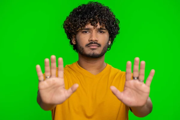 印度男子说 不要握持双手交叉双手 停止姿势 警告结束 禁止进入 拒绝交流 身体语言 有色键背景的家伙人的生活方式 — 图库照片