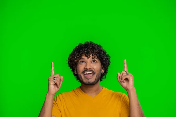 快乐的印地安人竖起大拇指 指着头上空旷的地方 商业广告版块 商品促销横幅的复制空间 在色心背景上被隔离的印度教男人 — 图库照片