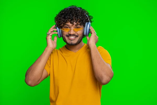 Ευτυχισμένος Ινδός Ακουστικά Που Ακούει Μουσική Και Χορεύει Ντίσκο Χαζολογώντας — Φωτογραφία Αρχείου