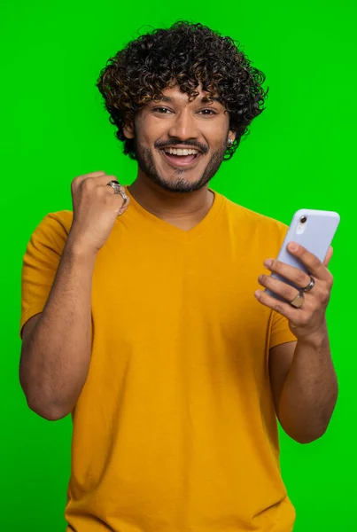 Boldog Izgatott Vidám Indiai Férfi Zöld Ingben Használja Okostelefon Gépelés — Stock Fotó