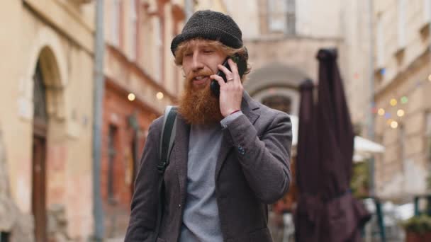 Ευτυχισμένος Γενειοφόρος Άντρας Μιλάει Στο Τηλέφωνο Απρόσμενα Καλά Νέα Κουτσομπολιά — Αρχείο Βίντεο