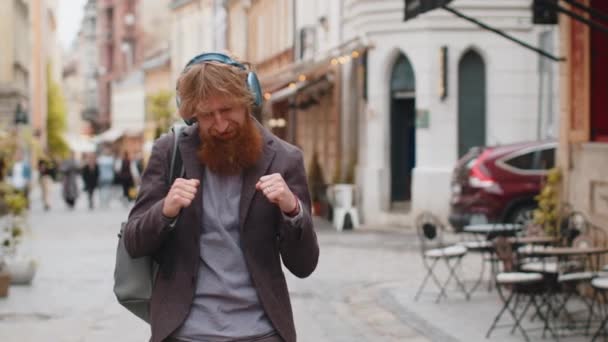 Glücklich Überglücklicher Junger Erwachsener Mann Mit Drahtlosen Kopfhörern Der Bevorzugte — Stockvideo
