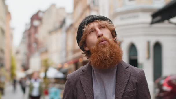 Портрет Молодого Человека Прогуливающегося Городской Улице Летний День Рыжеволосый Бородатый — стоковое видео