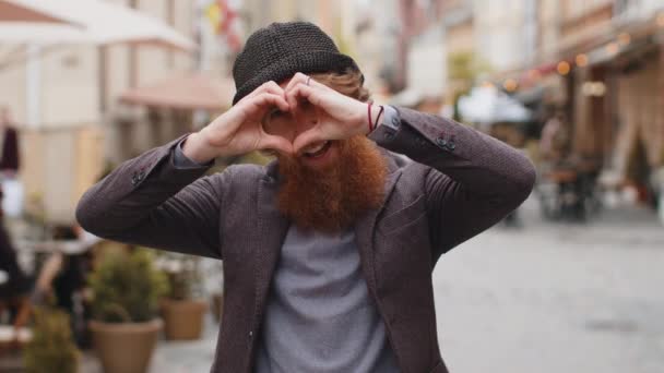 Αγαπώ Γενειοφόρος Άνθρωπος Κάνει Σύμβολο Της Αγάπης Δείχνει Την Καρδιά — Αρχείο Βίντεο