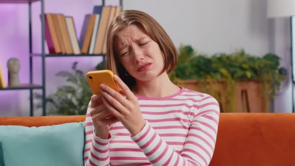 Triste Donna Scontento Uso Smartphone Digitando Navigazione Perde Diventando Sorpreso — Video Stock