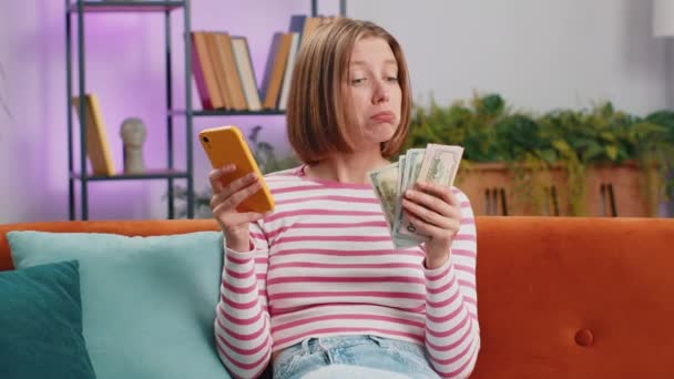 Planejamento Orçamento Familiar Sorrindo Jovem Morena Contando Dinheiro Dinheiro Use — Vídeo de Stock