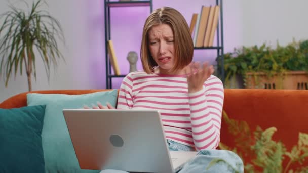 Unzufriedene Junge Frau Nutzt Laptop Notebook Tippen Browsing Arbeiten Verliert — Stockvideo