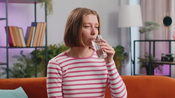Thirsty Brunette Woman Holding Glass Natural Aqua Make Sips Drinking — Vídeos de Stock