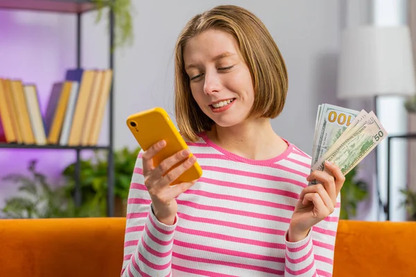 Planejamento Orçamento Familiar Sorrindo Jovem Morena Contando Dinheiro Dinheiro Use — Fotografia de Stock