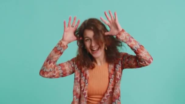Komik Şakacı Genç Bir Kadın Aptalca Yüz Ifadeleri Takınıyor Suratını — Stok video