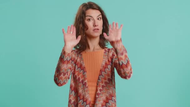 Jonge Vrouw Zegt Hold Palm Gevouwen Gekruiste Handen Stop Gebaar — Stockvideo