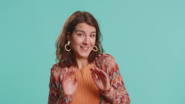 Sunt Vinovat Tânăra Nedumerită Nedumerită Femeie Caucaziană Arătând Degetele Spune — Videoclip de stoc
