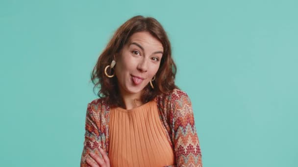 Весела Смішна Молода Жінка Показує Язик Робить Обличчя Камеру Обманює — стокове відео